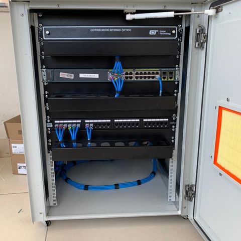 Rack de cabeamento estruturado organizado