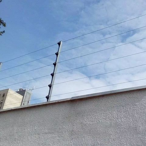 Cerca elétrica instalada sobre muro