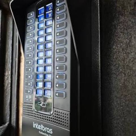 Painel de interfone de portaria instalado