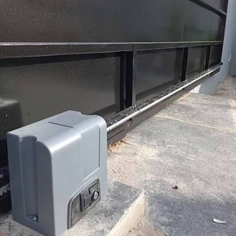 Motor de portão automático instalado
